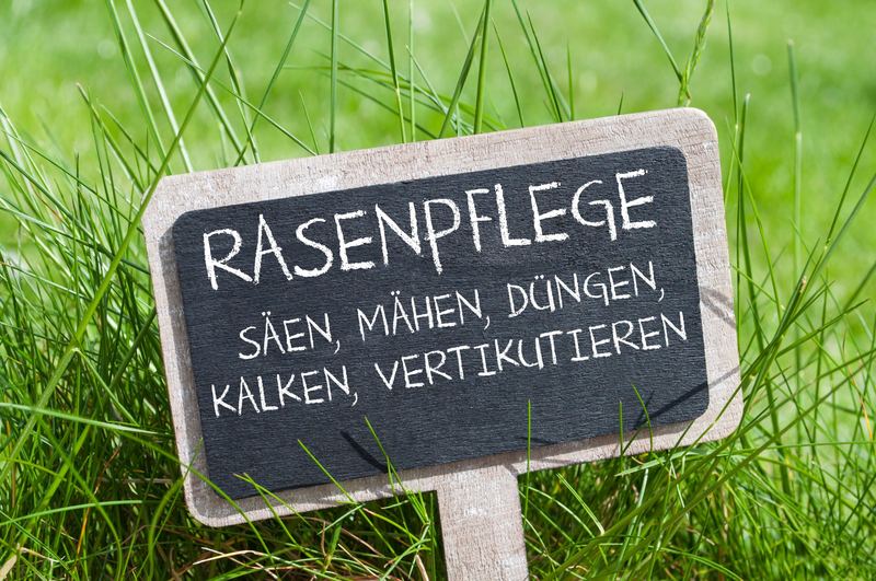 Schild mit der Aufschrift Rasenpflege im Gras